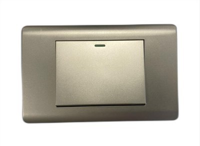 পরিবারের আউটলেট সুইচ